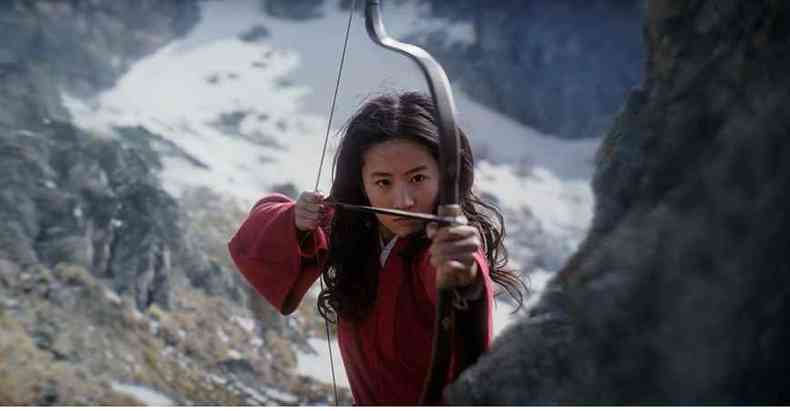 A atriz chinesa Liu Yifei interpreta a guerreira Mulan(foto: Disney/divulgao)