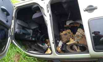 Droga foi encontrada dentro do carro(foto: PRF/Divulgao)
