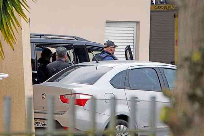 Paulo Roberto Costa (de costas) deixa a sede da Polcia Federal em Curitiba escoltado, em direo ao Rio de Janeiro(foto: Albari Rosa/Agncia de Notcias Gazeta do Povo)