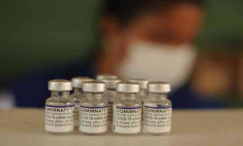 frascos de vacina contra a COVID