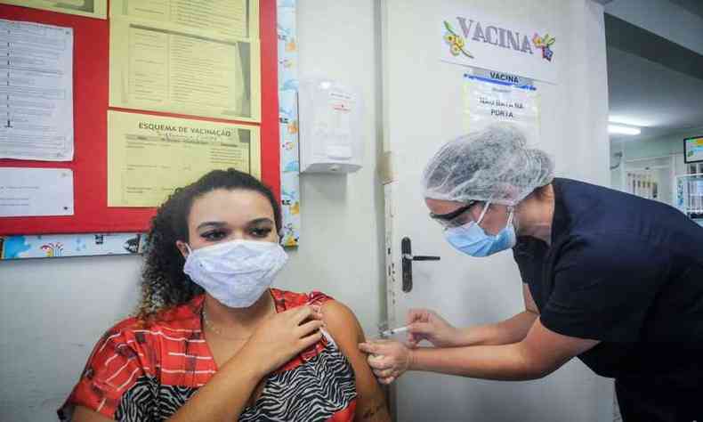 Gestante de 12 semanas, Beatriz refora a importncia da vacina para os grupos priotirrios(foto: Leandro Couri/EM/D.A Press)