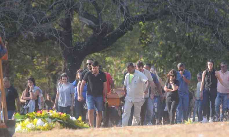 Parentes e amigos do empresrio Roberto Batista Jnior acompanharam o enterro no Cemitrio Parque da Colina, consternados pela morte sbita da vtima(foto: Leandro Couri/EM/D.A Press)