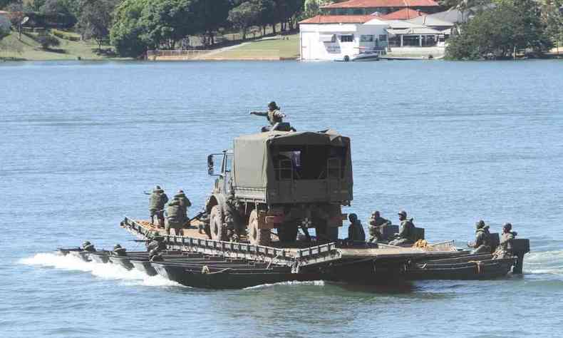 Balsa com equipamentos e homens da Marinha no meio do lago