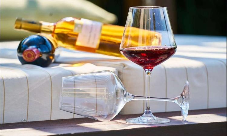 Imagem de taas e garrafas de vinho