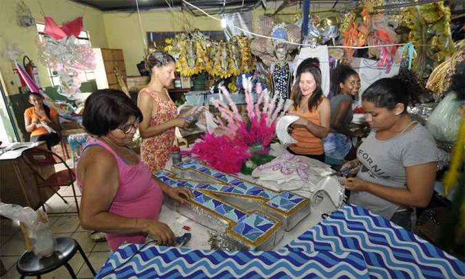 Artesãs confeccionam fantasias e adereços inspirados nas águas da lagoa e nos traços de Niemeyer (foto: Juarez Rodrigues/EM/DA Press) Artesãs confeccionam fantasias e adereços inspirados nas águas da lagoa e nos traços de Niemeyer (foto: Juarez Rodrigues/EM/DA Press)