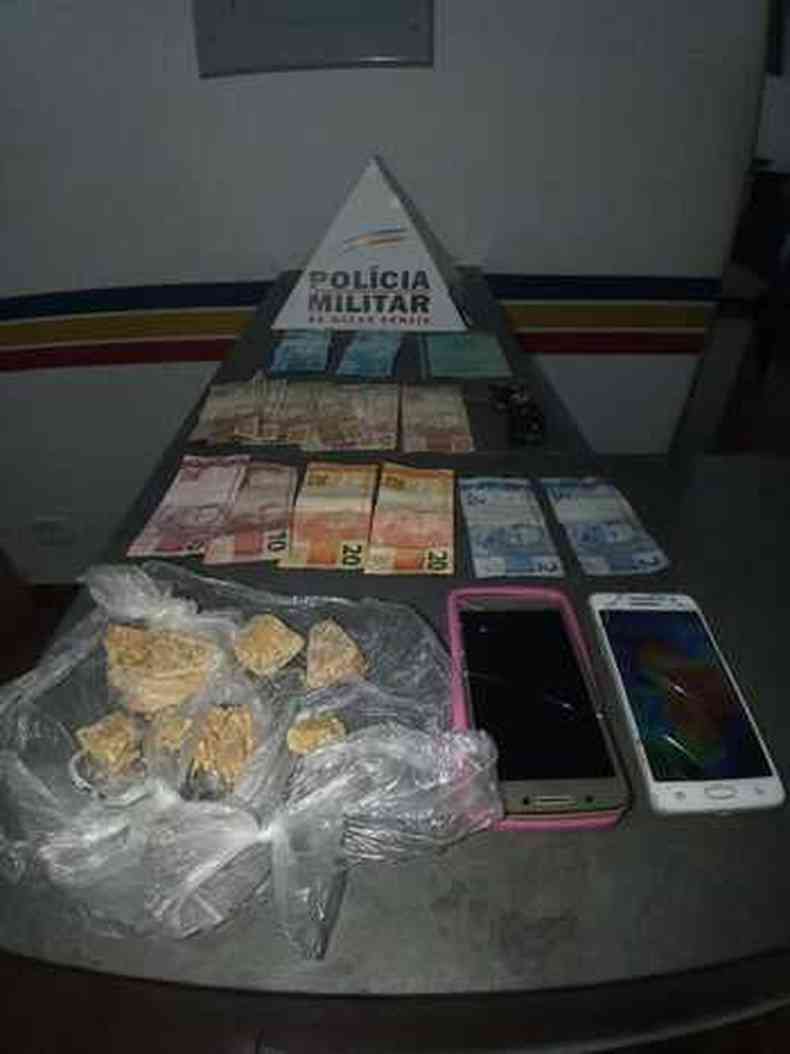 Dinheiro, droga e celulares foram apreendidos durante a operao (foto: Gaeco)
