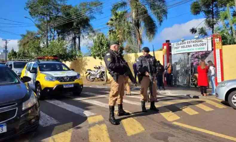 escola no paran, dois policiais a frente