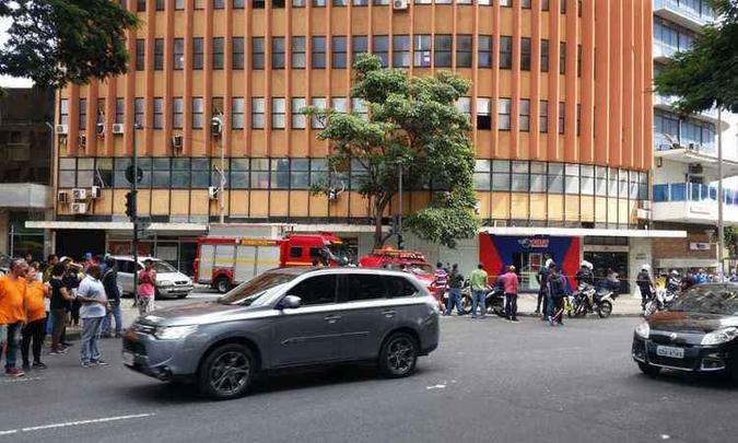 Para retirar a janela, os militares precisaram subir no 23º andar do Edifício Mesbla e interditar a calçada no cruzamento com a Rua Curitiba (foto: Corpo de Bombeiros/ Divulgação ) Para retirar a janela, os militares precisaram subir no 23º andar do Edifício Mesbla e interditar a calçada no cruzamento com a Rua Curitiba (foto: Corpo de Bombeiros/ Divulgação )