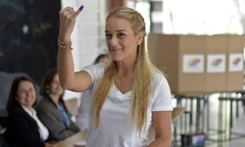 Lilian Tintori, mulher do líder opositor Leopoldo Lopez, após votar em Caracas(foto: AFP PHOTO/ FEDERICO PARRA ) Lilian Tintori, mulher do líder opositor Leopoldo Lopez, após votar em Caracas(foto: AFP PHOTO/ FEDERICO PARRA )