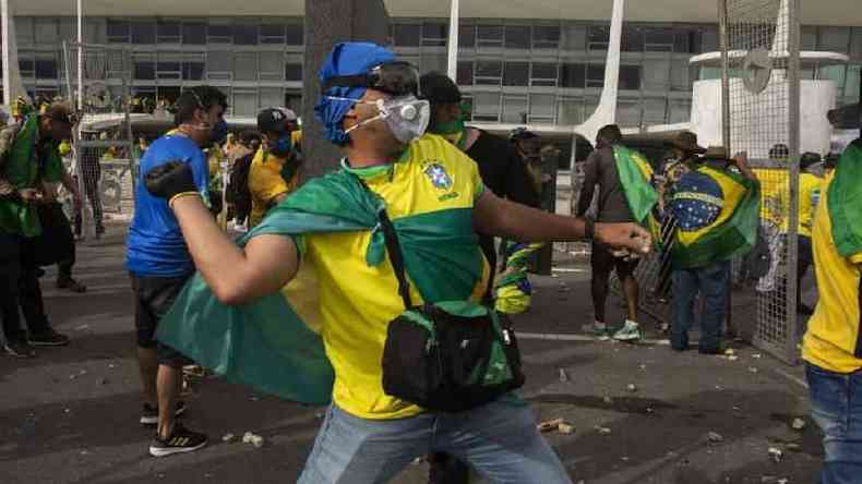 Apoiadores do ex-presidente Jair Bolsonaro entraram em confronto com forças de segurança durante invasão do Congresso