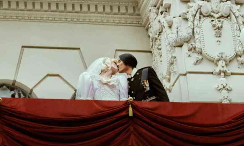 Mulher trans e homem cis recriando o beijo entre Lady Diana e prncipe Charles