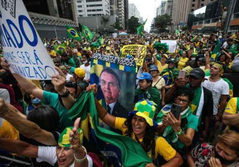 Apoiadores do presidente Jair Bolsonaro jogaram alimentos em petistas(foto: SERGIO LIMA/AFP) Apoiadores de Bolsonaro