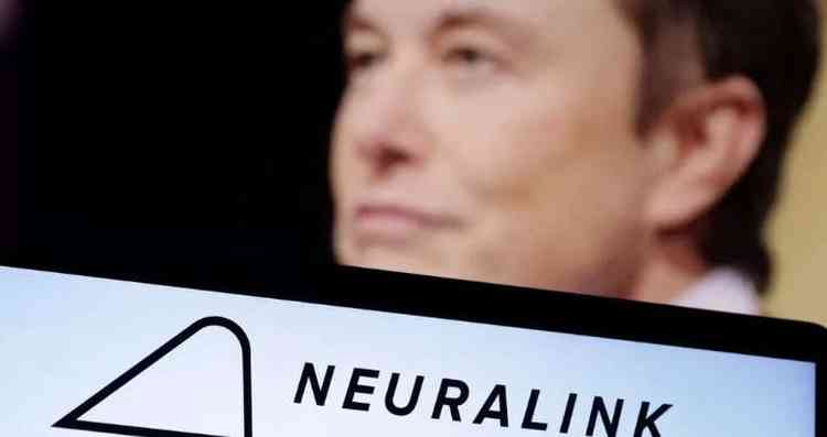 Logo marca da Neuralink e Elon Musk atrs, em segundo plano