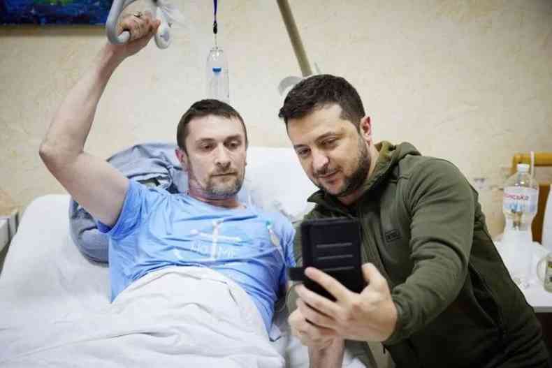 Zelensky visita paciente em hospital de Kiev