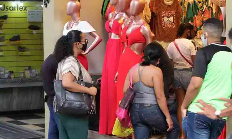 Consumidores entram em loja de roupas em BH