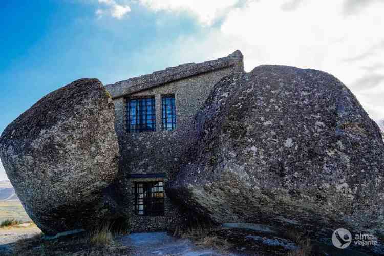 A Casa do Penedo  totalmente construda em pedra