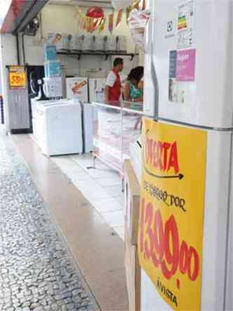 Sobre preos de refrigeradores anunciados com cortes de R$200, vendedores oferecem descontos de R$100 ou mais (foto: Marcos Vieira/EM/D.A Press)