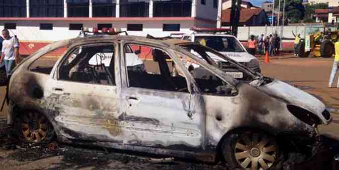 Marginais atearam fogo no Citroen em uma das entradas da cidade(foto: Dirio de Arax/Cidinha Rios)