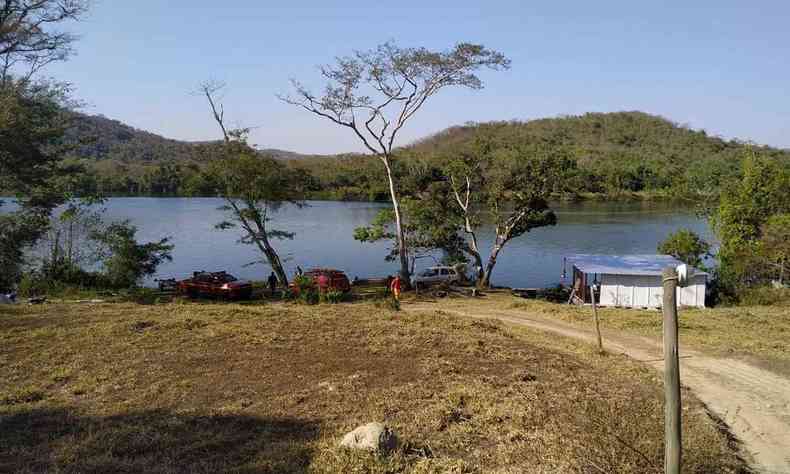 Bombeiros durante buscas no lago da usina de Capim Branco I, em Uberlndia