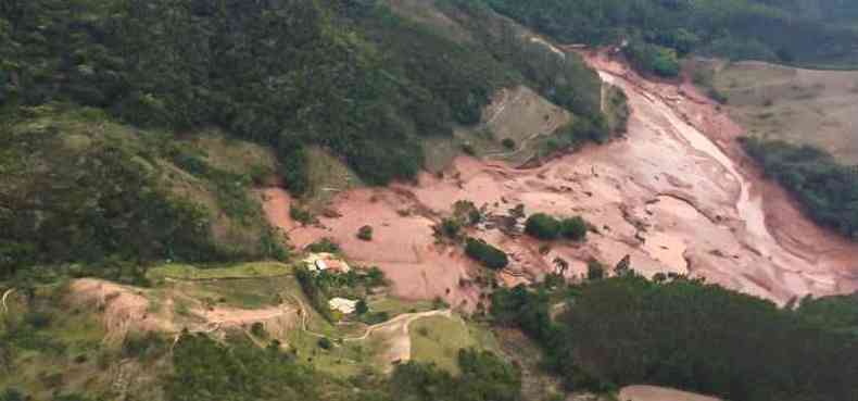 Reservatrio da Samarco rompido em Mariana: colapso de estrutura considerada 