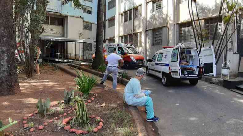 Ambulncias com pacientes comeam a preencher o entorno da entrada da Santa Casa BH(foto: Gladyston Rodrigues/EM/D.A Press)
