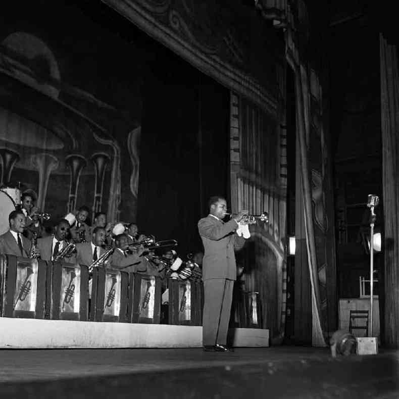 O msico de jazz norte-americano Louis Armstrong toca trompete em um espetculo com sua orquestra em 1947 em Nova York ( AFP / Eric Schwab)