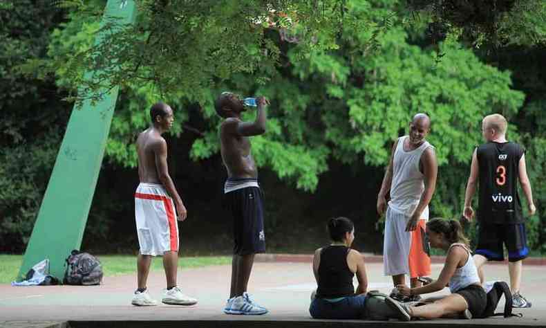 Populao se diverte e pratica esportes no Parque do Ibirapuera