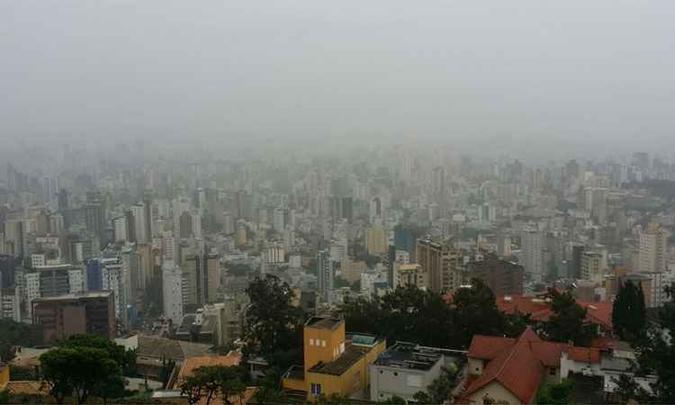 Vista da neblina em Belo Horizonte no mirante da Avenida Bandeirantes(foto: Paulo Filgueiras/EM/DA Press) Vista da neblina em Belo Horizonte no mirante da Avenida Bandeirantes(foto: Paulo Filgueiras/EM/DA Press)
