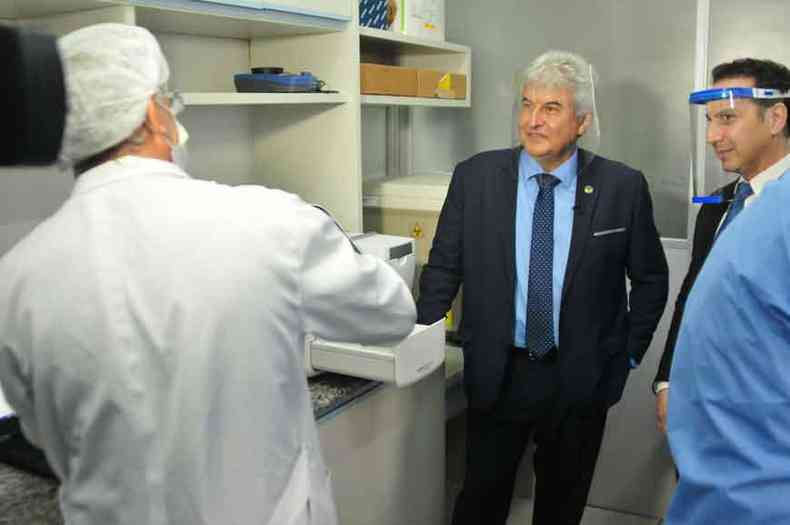 O ministro Marcos Pontes j visitou os laboratrios da UFMG para ver de perto a estrutura usada no desenvolvimento de vacinas(foto: Gladyston Rodrigues/EM/D.A Press)