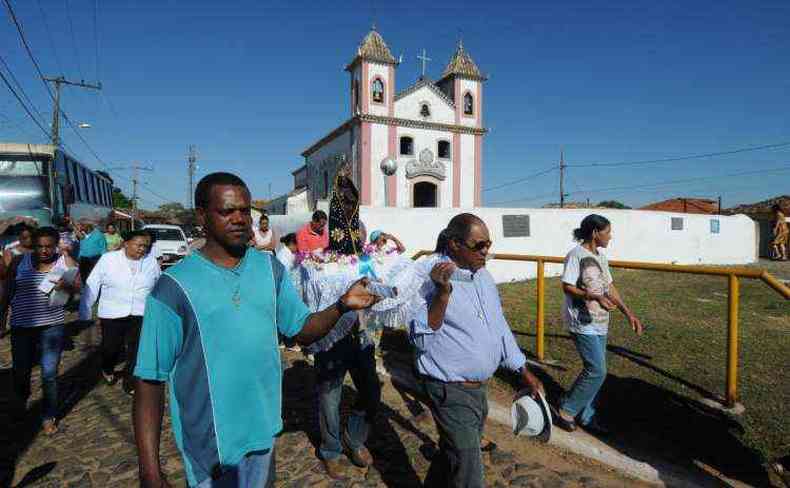 Procisso e missa (abaixo) na Igreja de Nossa Senhora dos Prazeres: questo fundiria contribuiu para formar a identidade cultural do lugarejo e consolidar a maioria catlica (foto: Tlio Santos/EM/D.A.Press)