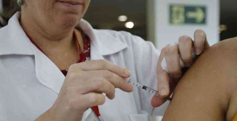 Processos de imunizao contra a gripe e contra a COVID em BH ocorrem normalmente nesta semana 