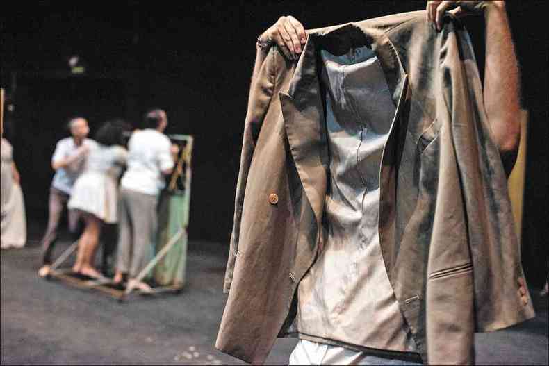 O casaco vazio simboliza o pai ausente na encenao da histria do homem que deixa a famlia para viver na gua(foto: Davidson Rocha/Divulgao)