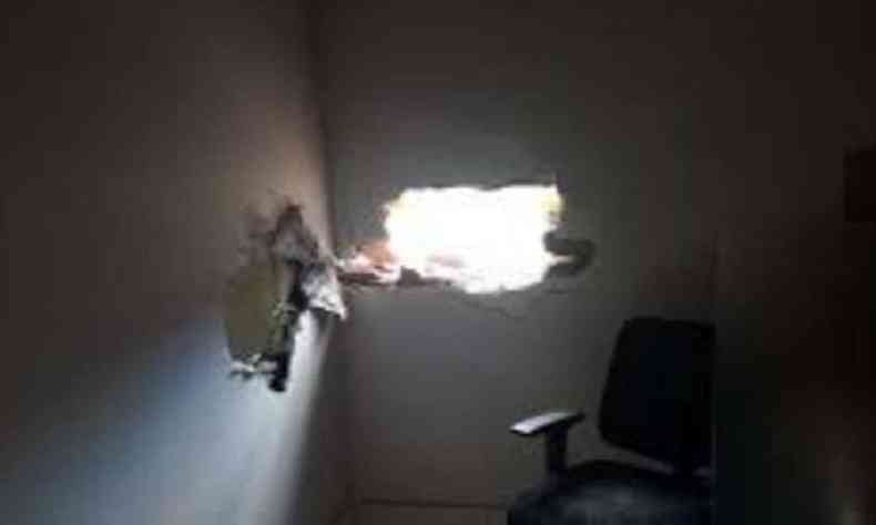 Militares, ao vistoriarem a agncia, descobriram um buraco na parede lateral da sala de vigilncia(foto: Polcia Militar/Divulgao)