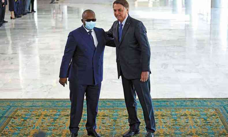  Bolsonaro se encontrou ontem com o presidente da Guin-Bissau, Umaro Embal, que quer estreitar cooperao com o Brasil(foto: Evaristo S/AFP)