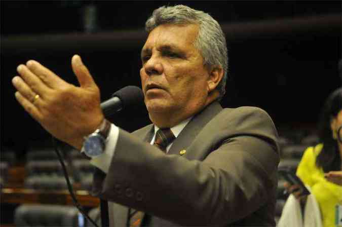 O deputado Alberto Fraga afirma ainda que cabe ao Estado no deixar os profissionais em 