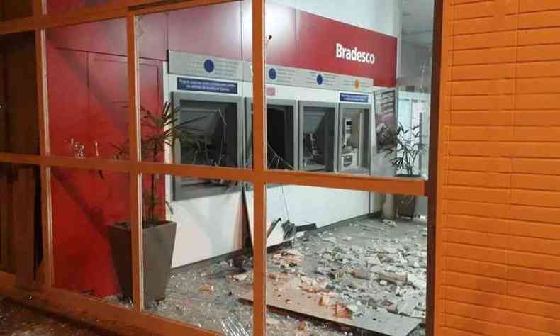 Agncia do Bradesco ficou destruda aps a exploso(foto: Reproduo da Internet/WhatsApp)