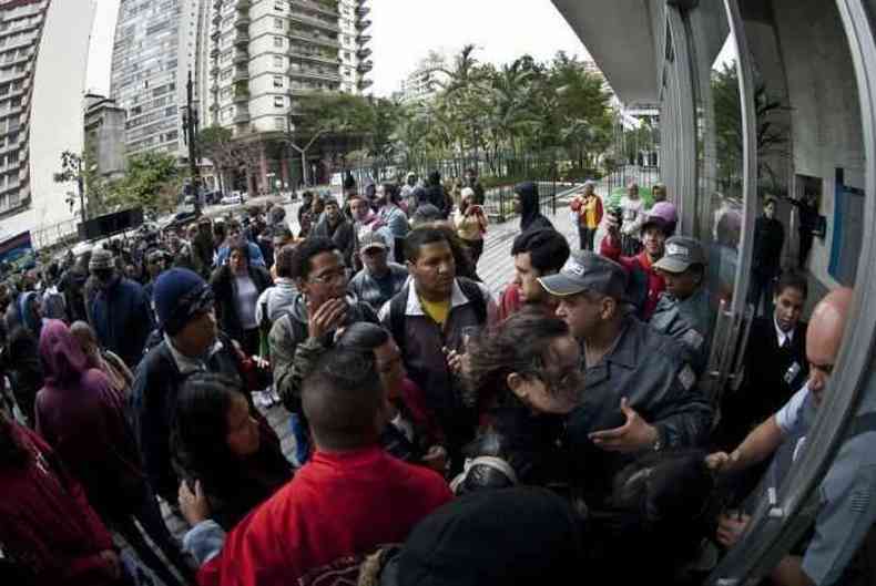 Manifestantes em frente  Cmara Municipal de So Paulo