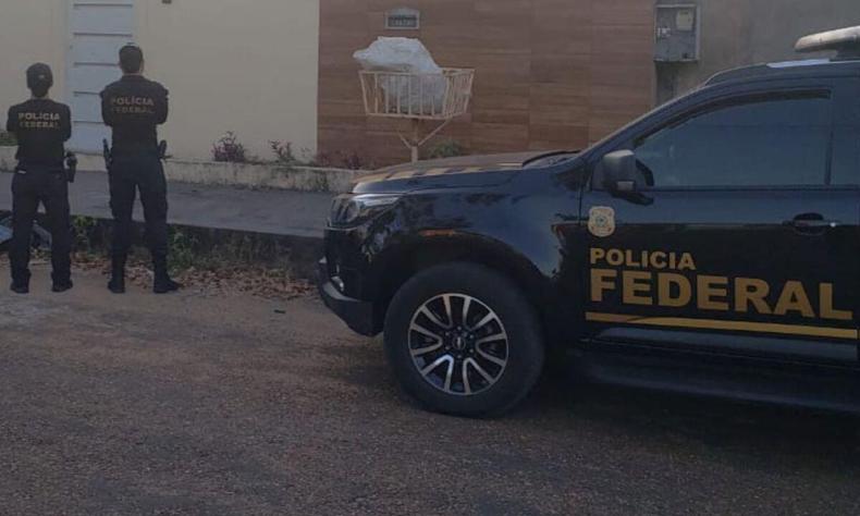 Imagem de policiais e o veculo da PF na operao