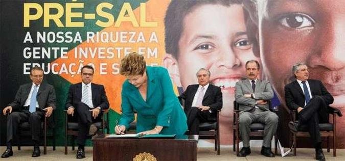 A presidente Dilma assinou, sem vetos, o texto da lei que determina 75% dos recursos do royalties do petróleo para educação e 25% para a saúde (foto: Roberto Stuckert Filho/PR) A presidente Dilma assinou, sem vetos, o texto da lei que determina 75% dos recursos do royalties do petróleo para educação e 25% para a saúde (foto: Roberto Stuckert Filho/PR)