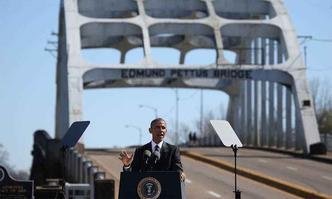 Obama discursa em frente � Ponte Edmund Pettus, local de um confronto violento entre a pol�cia e manifestantes pelos direitos dos negros em 1965(foto: Justin Sullivan/Getty Images/AFP)