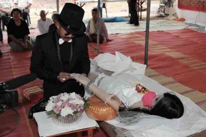 Homem se casa com cadver de namorada, em cerimnia transmitida pelo Facebook(foto: Reproduo/thailandnews.co )