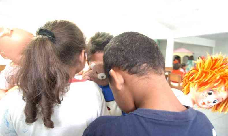 Crianas vitimas de violncia no Centro Municipal de Educao Mundo Maior, em Contagem