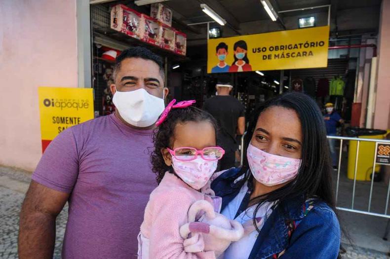 O vigilante Vanderlei Alves, 42 anos, foi ao shopping com a filha Emanuelle, 3 anos e uma mulher Denia Apoliana, 32 anos (foto: Leandro Couri / EM / D.A. Press) O vigilante Vanderlei Alves, 42 anos, foi ao shopping com a filha Emanuelle, 3 anos e uma mulher Denia Apoliana, 32 anos (foto: Leandro Couri / EM / D.A. Press)