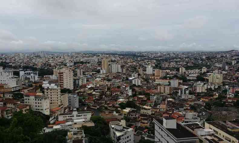 Vista de Belo Horizonte na manhã desta segunda-feira (13/12)