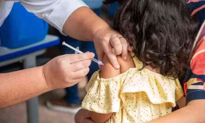 Criana  vacinada contra a COVID-19 em Minas Gerais
