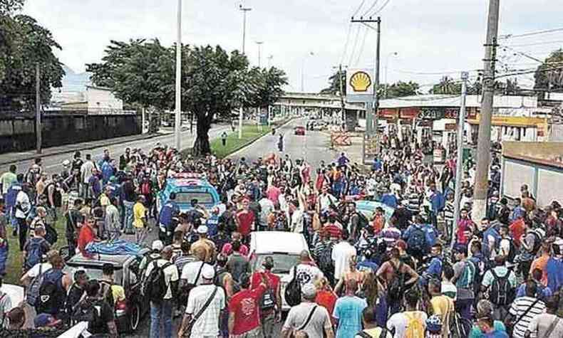 Depois de chegarem ao trabalho, empregados receberam carta sobre a dispensa e, em seguida, fizeram caminhada at o Aeroporto do Galeo (foto: Marcos Pereira Fernandes/Divulgao)