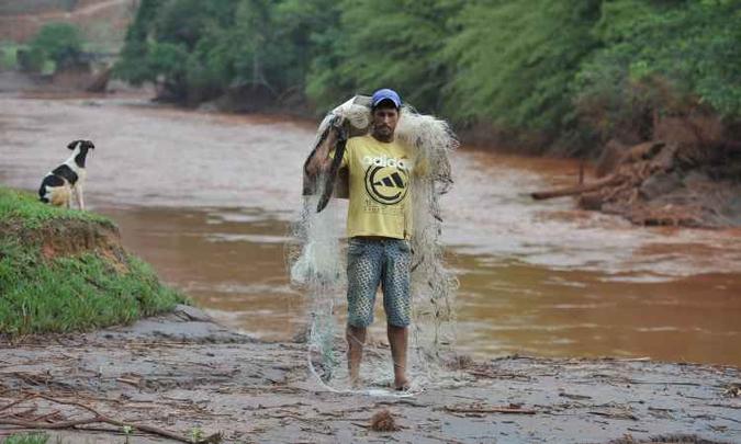 O pescador Juliano sobre um dos imensos bancos formados pelo turbilhão de rejeitos: paraíso tansformado em inferno(foto: Alexandre Guzanshe/EM/D.A Press) O pescador Juliano sobre um dos imensos bancos formados pelo turbilhão de rejeitos: paraíso tansformado em inferno(foto: Alexandre Guzanshe/EM/D.A Press)