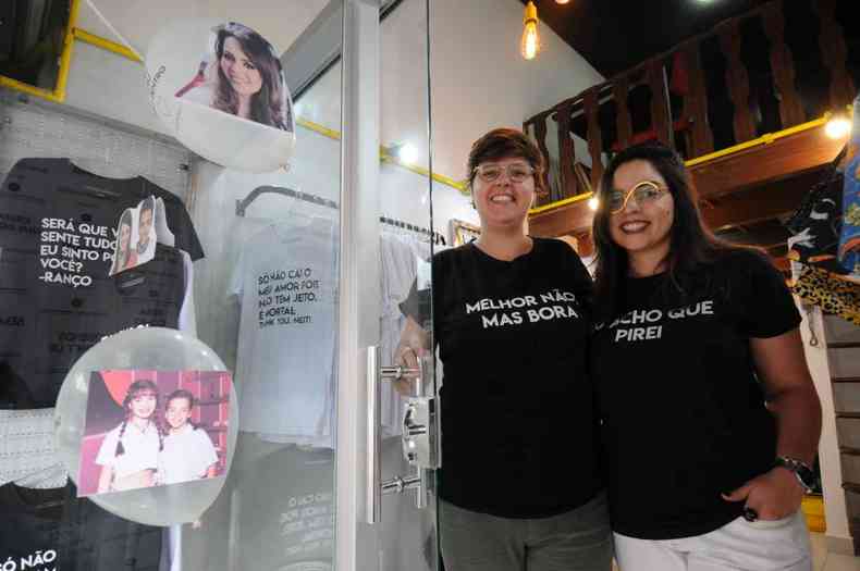 As scias Larissa do Vale Gomes e Paula Lannes Teixeira lanaram uma coleo de camisetas inspiradas nos sucessos da dupla Sandy e Junior(foto: Leandro Couri/EM/D.A Press)