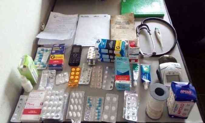Medicamentos, incluindo de uso controlado, foram apreendidos com o acusado(foto: Gazeta de Araau/Divulgao)