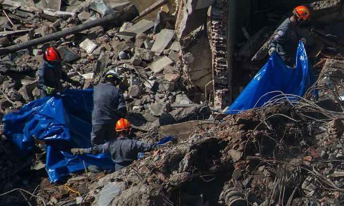 Bombeiros procuram vítimas nos escombros do edifício Wilton Paes de Almeida(foto: NELSON ALMEIDA/AFP) Bombeiros procuram vítimas nos escombros do edifício Wilton Paes de Almeida(foto: NELSON ALMEIDA/AFP)